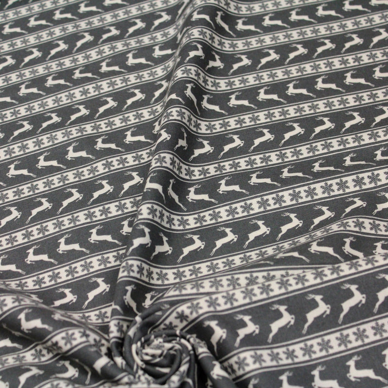 Tissu de coton de Noël scandinave aux rennes & étoiles de neiges écrus, fond gris - TissusPapi.com