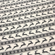 Tissu de coton de Noël scandinave aux rennes & étoiles de neiges gris, fond écru - TissusPapi.com