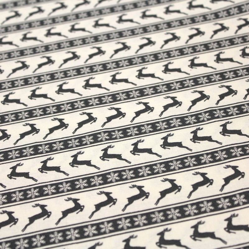 Tissu de coton de Noël scandinave aux rennes & étoiles de neiges gris, fond écru - TissusPapi.com