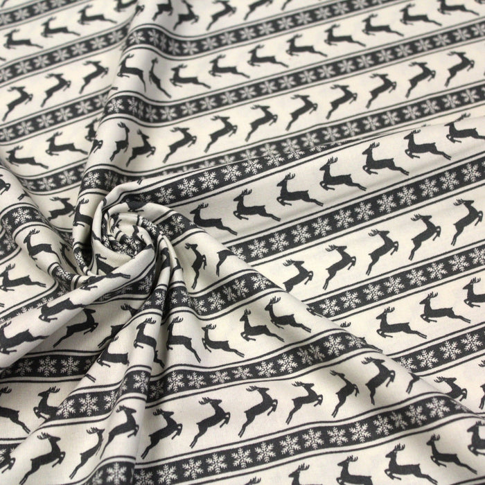Tissu de coton de Noël scandinave aux rennes & étoiles de neiges gris, fond écru - TissusPapi.com