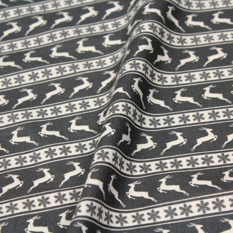 Tissu de coton de Noël scandinave aux rennes & étoiles de neiges écrus, fond gris - TissusPapi.com