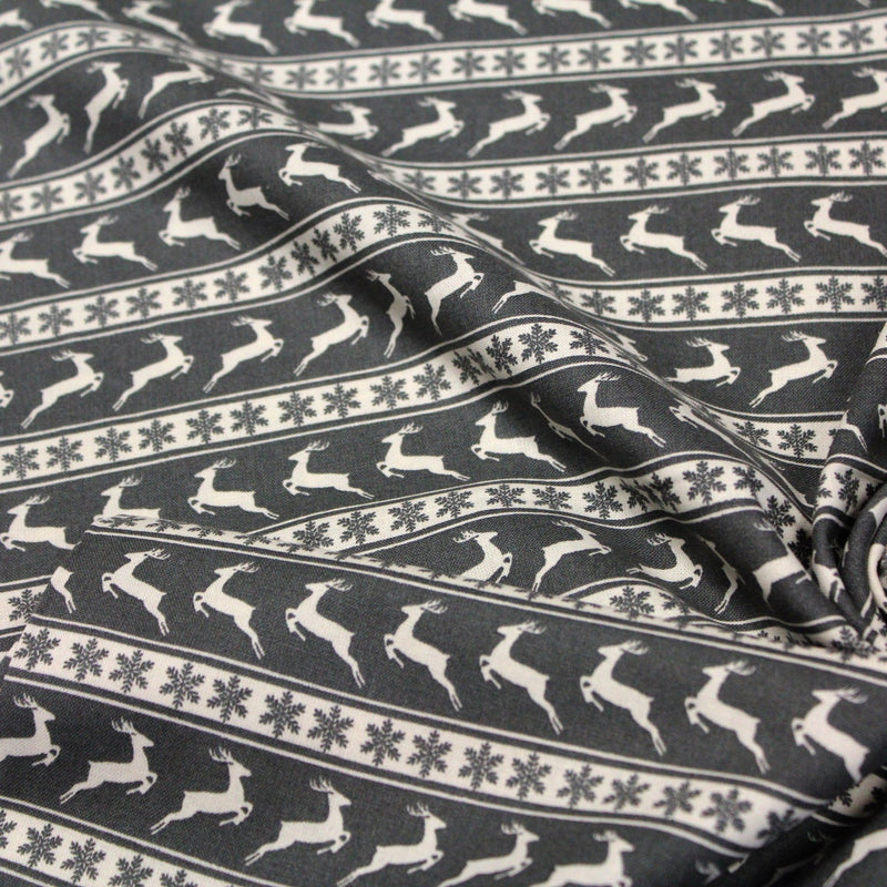 Tissu de coton de Noël scandinave aux rennes & étoiles de neiges écrus, fond gris - TissusPapi.com
