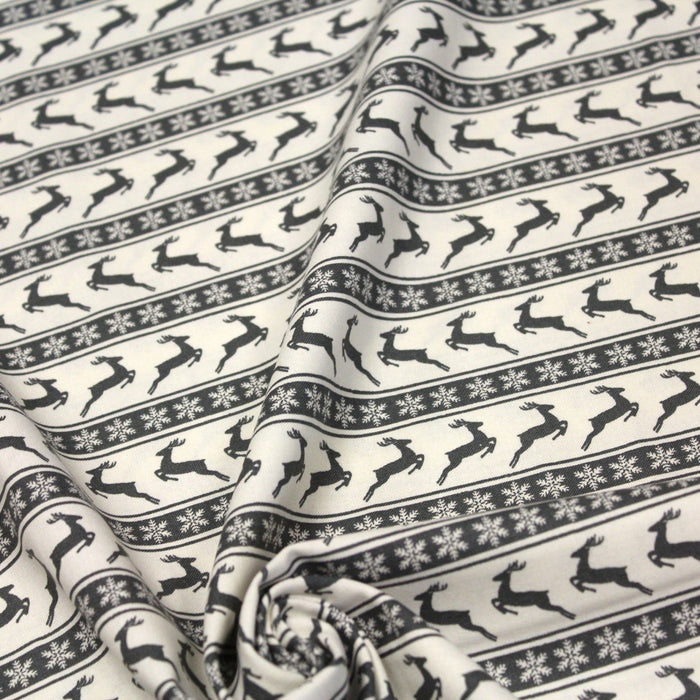 Tissu de coton de Noël scandinave aux rennes & étoiles de neiges gris, fond écru - TissusPapi.com