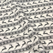 Tissu de coton de Noël scandinave aux rennes & étoiles de neiges gris, fond écru - TissusPapi.com