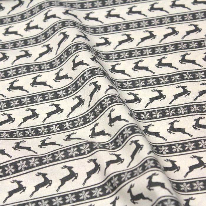 Tissu de coton de Noël scandinave aux rennes & étoiles de neiges gris, fond écru - TissusPapi.com