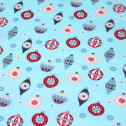 Tissu popeline de coton de Noël aux boules de Noël, fond bleu ciel - TissusPapi.com