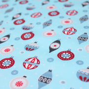 Tissu popeline de coton de Noël aux boules de Noël, fond bleu ciel - TissusPapi.com