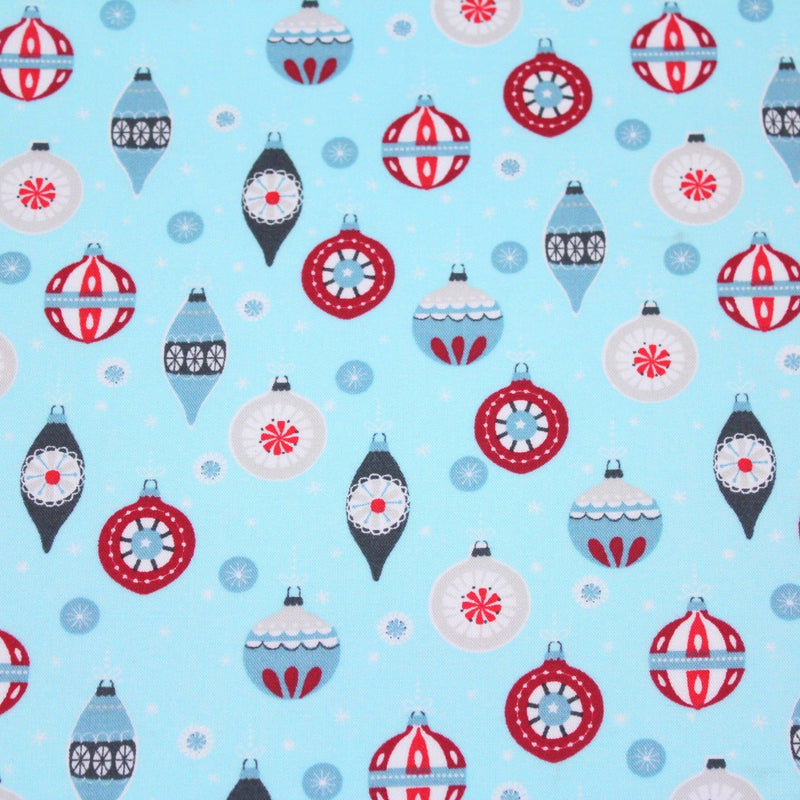 Tissu popeline de coton de Noël aux boules de Noël, fond bleu ciel - TissusPapi.com