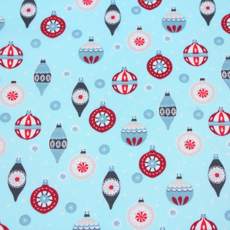 Tissu popeline de coton de Noël aux boules de Noël, fond bleu ciel - TissusPapi.com