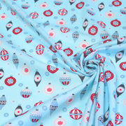 Tissu popeline de coton de Noël aux boules de Noël, fond bleu ciel - TissusPapi.com