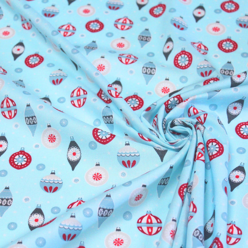 Tissu popeline de coton de Noël aux boules de Noël, fond bleu ciel - TissusPapi.com