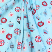 Tissu popeline de coton de Noël aux boules de Noël, fond bleu ciel - TissusPapi.com