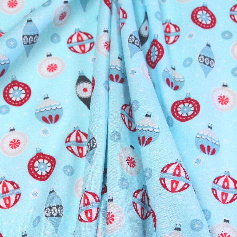 Tissu popeline de coton de Noël aux boules de Noël, fond bleu ciel - TissusPapi.com