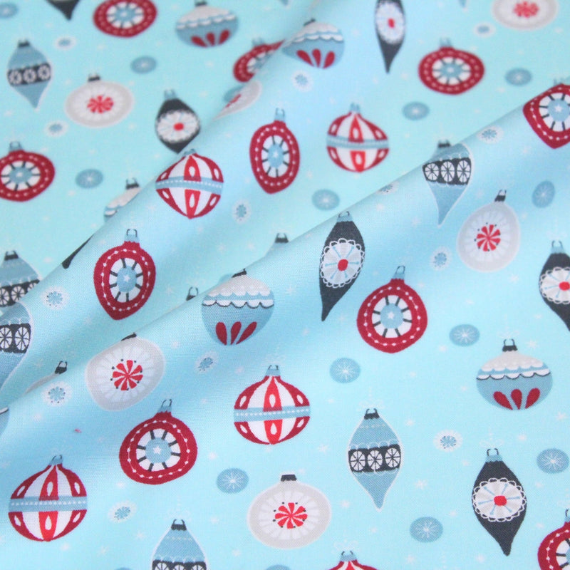 Tissu popeline de coton de Noël aux boules de Noël, fond bleu ciel - TissusPapi.com