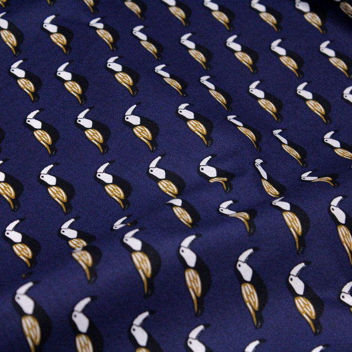 Tissu de coton aux toucans noirs, blancs & ocre, fond bleu marine - OEKO-TEX®