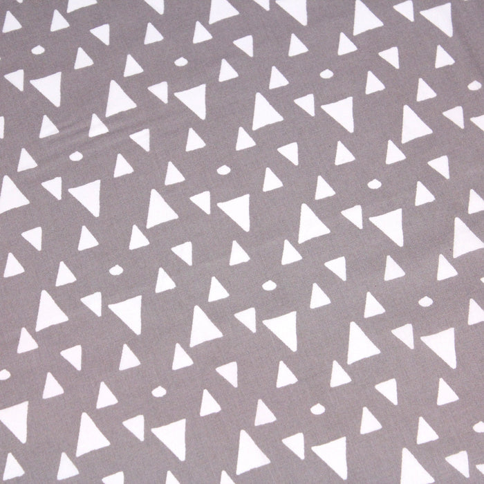Tissu de coton TRIKAMPIS aux triangles blancs, fond gris - OEKO-TEX® - tissuspapi
