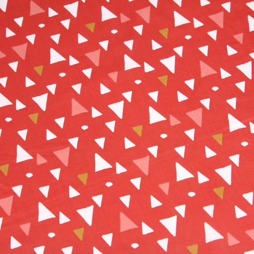 Tissu de coton TRIKAMPIS aux triangles blancs, jaunes & corail, fond rouge - OEKO-TEX®