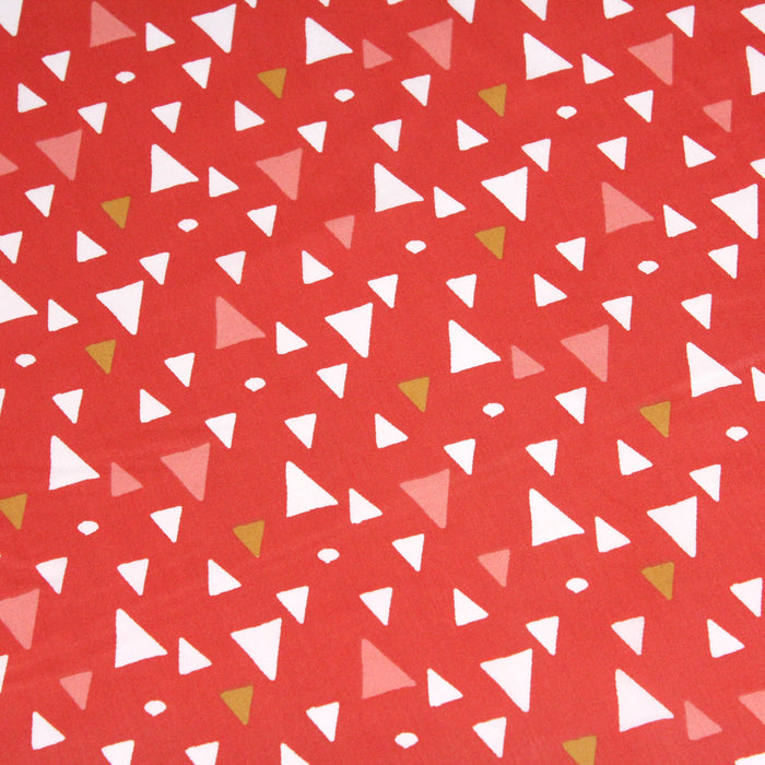 Tissu de coton TRIKAMPIS aux triangles blancs, jaunes & corail, fond rouge - OEKO-TEX®
