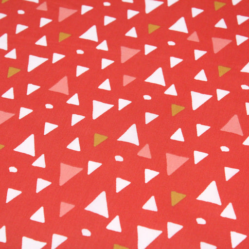 Tissu de coton TRIKAMPIS aux triangles blancs, jaunes & corail, fond rouge - OEKO-TEX® - tissuspapi