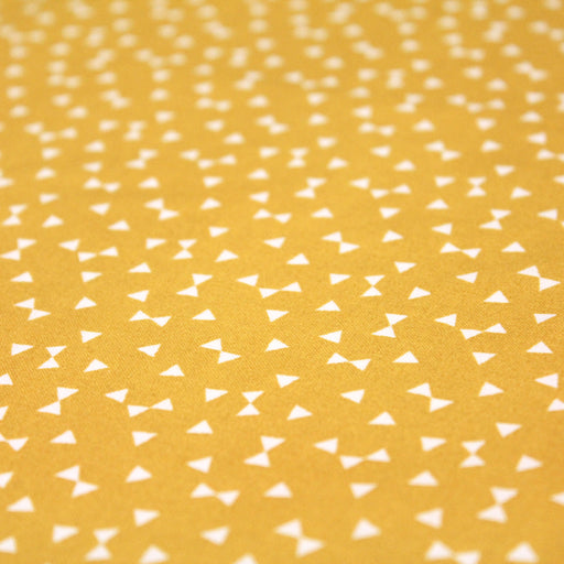 Tissu de coton aux petits triangles blancs, fond jaune moutarde - OEKO-TEX® - tissuspapi
