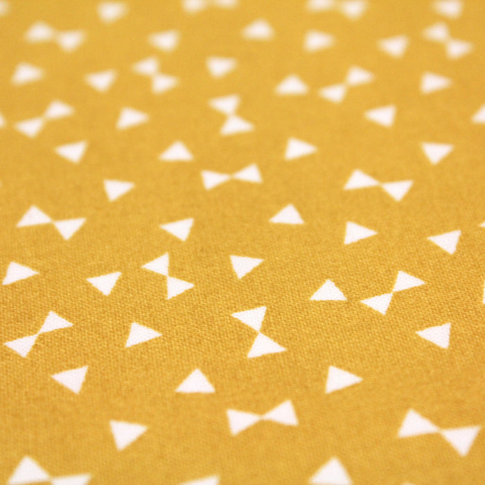 Tissu de coton aux petits triangles blancs, fond jaune moutarde - OEKO-TEX®