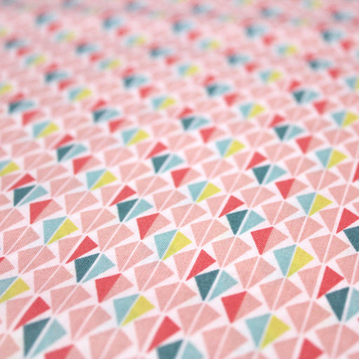 Tissu de coton ART DÉCO aux petits motifs géométriques roses, jaunes & verts, fond blanc - OEKO-TEX® - tissuspapi