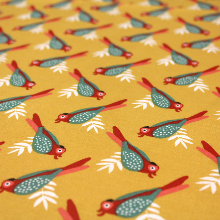 Tissu de coton jaune aux oiseaux verts et rouges - OekoTex - tissuspapi