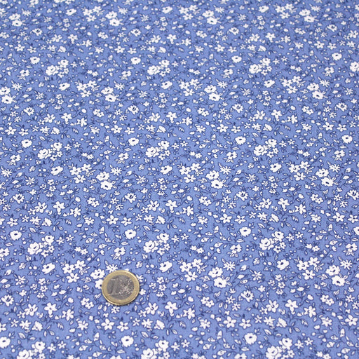 Tissu de coton VICTOIRE aux fleurs blanches, fond bleu nattier - Oeko-Tex