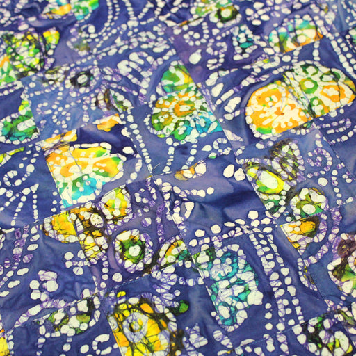 Tissu de coton batik patchwork aux fleurs, formes et pois blancs & jaunes, fond bleu roi - tissuspapi