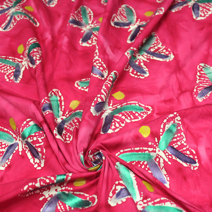 Tissu de coton batik aux papillons blancs, fond rose fuchsia