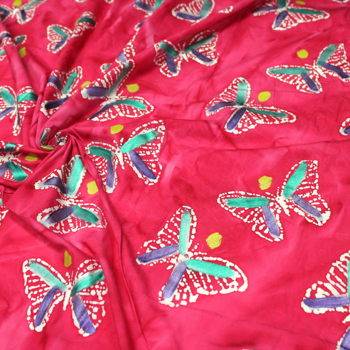 Tissu de coton batik aux papillons blancs, fond rose fuchsia
