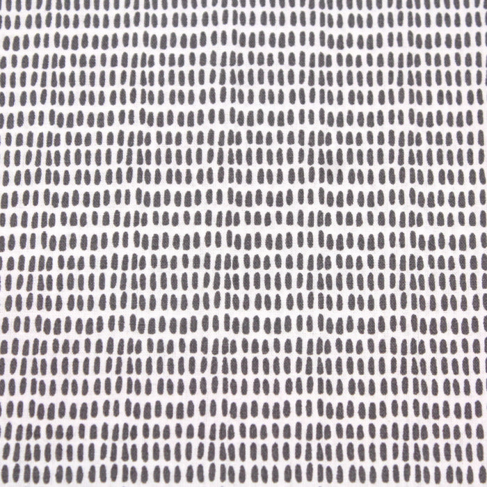 Tissu de coton aux petits tirets gris, fond blanc - OEKO-TEX®