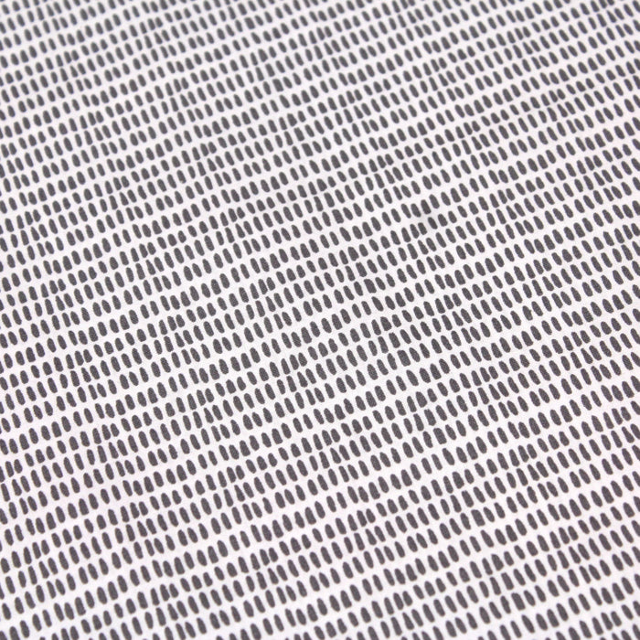 Tissu de coton aux petits tirets gris, fond blanc - OEKO-TEX®