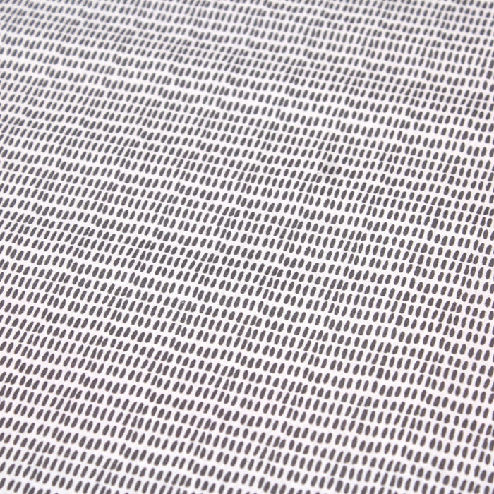 Tissu de coton aux petits tirets gris, fond blanc - OEKO-TEX®