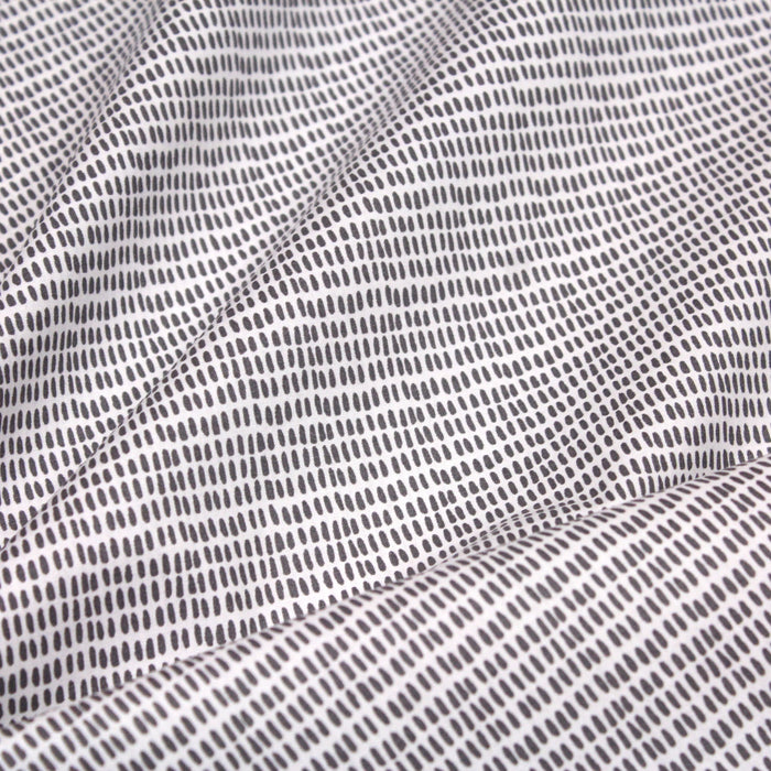Tissu de coton aux petits tirets gris, fond blanc - OEKO-TEX®