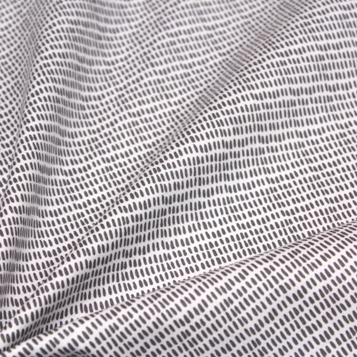 Tissu de coton aux petits tirets gris, fond blanc - OEKO-TEX®