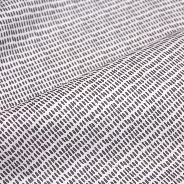 Tissu de coton aux petits tirets gris, fond blanc - OEKO-TEX®