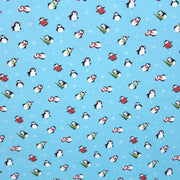 Tissu popeline de coton de Noël aux pingouins de Noël, fond bleu ciel - TissusPapi.com