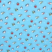 Tissu popeline de coton de Noël aux pingouins de Noël, fond bleu ciel - TissusPapi.com