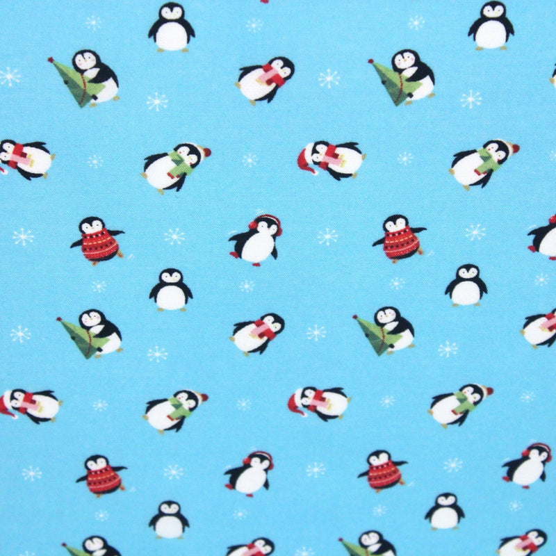 Tissu popeline de coton de Noël aux pingouins de Noël, fond bleu ciel - TissusPapi.com