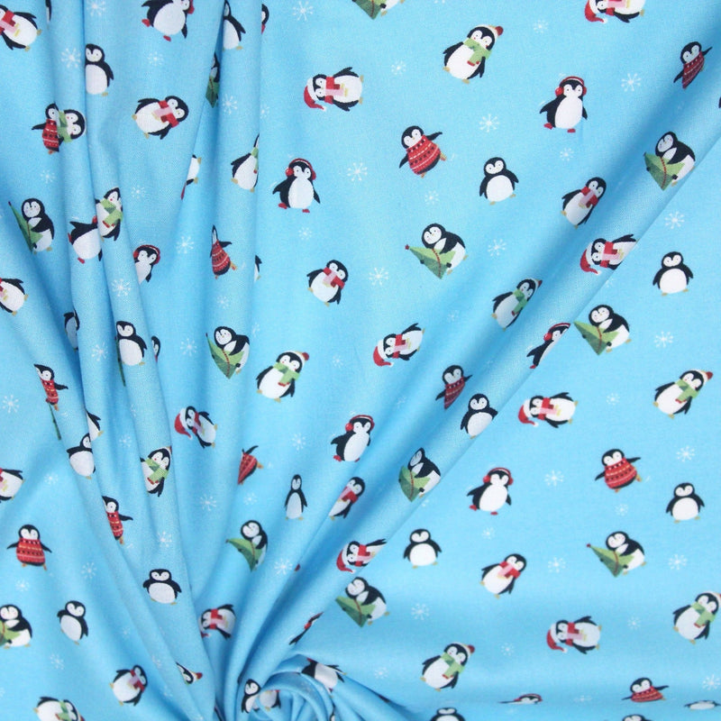 Tissu popeline de coton de Noël aux pingouins de Noël, fond bleu ciel - TissusPapi.com