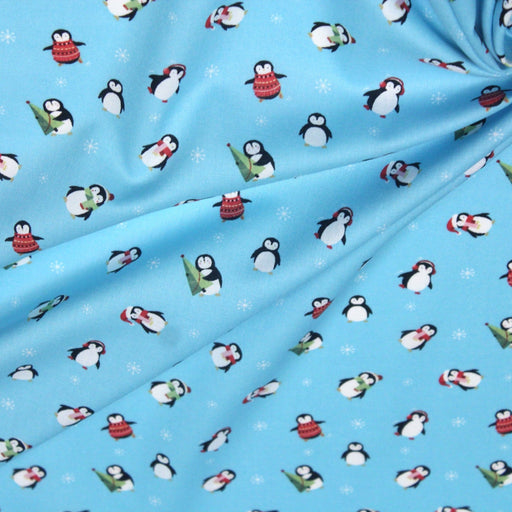 Tissu popeline de coton de Noël aux pingouins de Noël, fond bleu ciel - TissusPapi.com