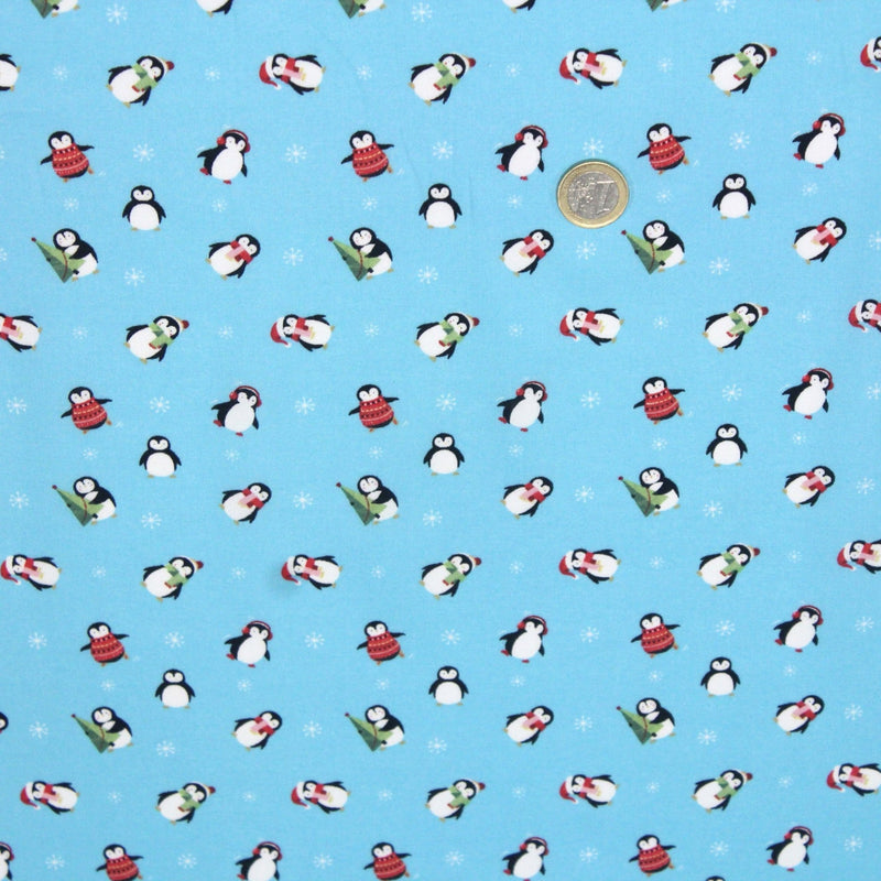 Tissu popeline de coton de Noël aux pingouins de Noël, fond bleu ciel - TissusPapi.com