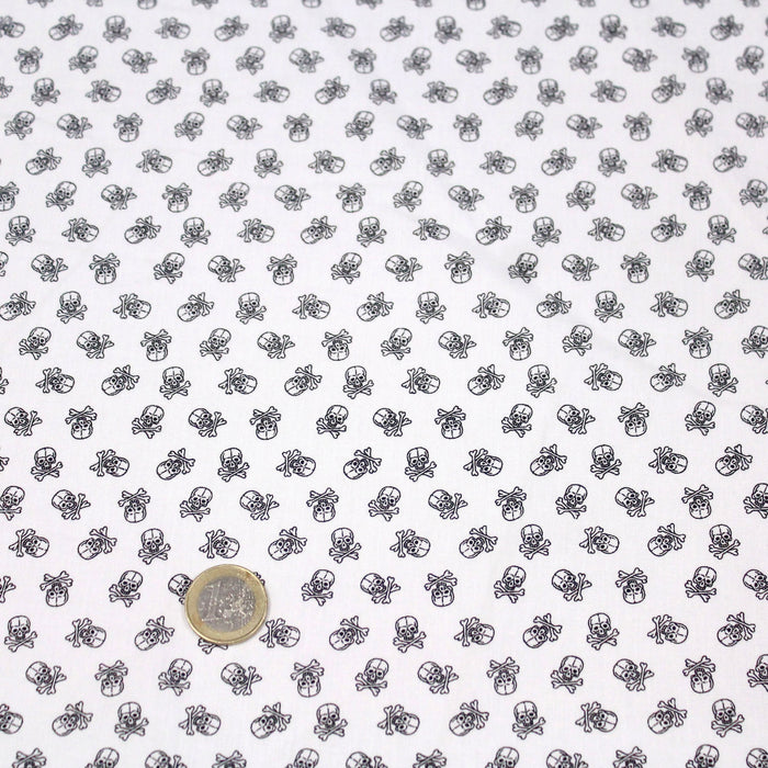 Tissu popeline de coton PIRATE aux crânes noirs sur fond blanc - Oeko-Tex