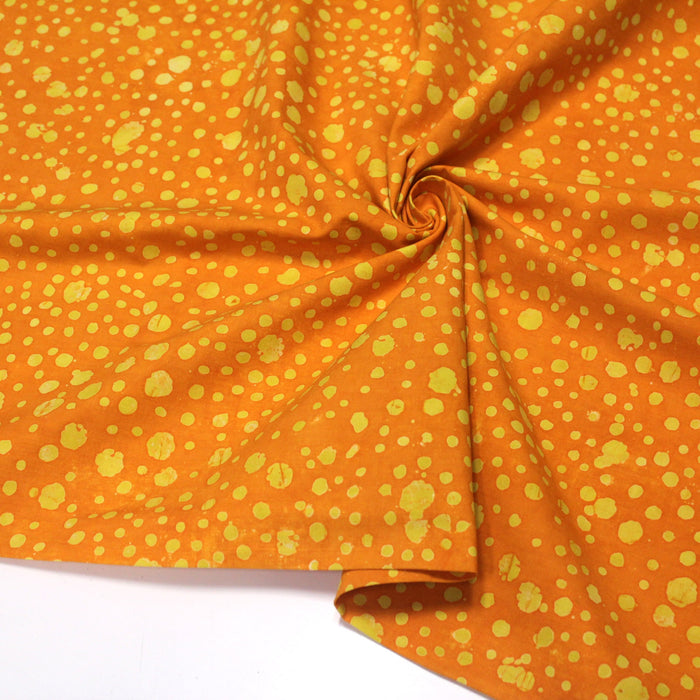 Tissu de coton Batik traditionnel safran aux pois jaunes