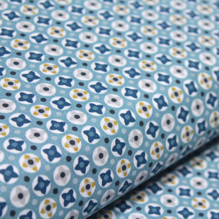 Tissu de coton AZULEJOS au motif géométrique blanc, gris & jaune, fond bleu - OEKO-TEX®