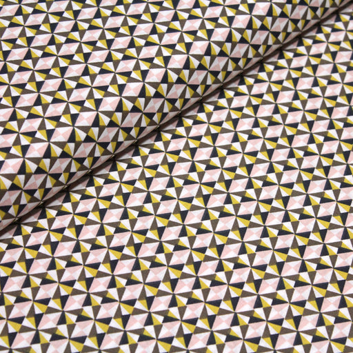 Tissu de coton géométrique ART DÉCO aux triangles roses, jaunes & taupe, fond blanc - OEKO-TEX® - tissuspapi