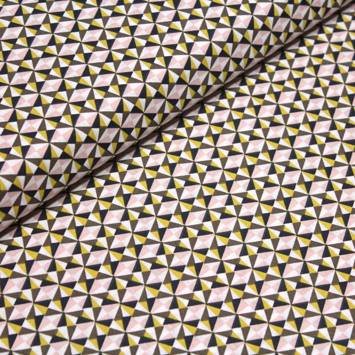 Tissu de coton géométrique ART DÉCO aux triangles roses, jaunes & taupe, fond blanc - OEKO-TEX® - tissuspapi