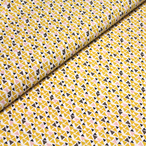 Tissu de coton aux petits triangles jaune safran, marron chocolat & rose, fond blanc - OEKO-TEX® - tissuspapi