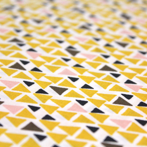 Tissu de coton aux petits triangles jaune safran, marron chocolat & rose, fond blanc - OEKO-TEX®